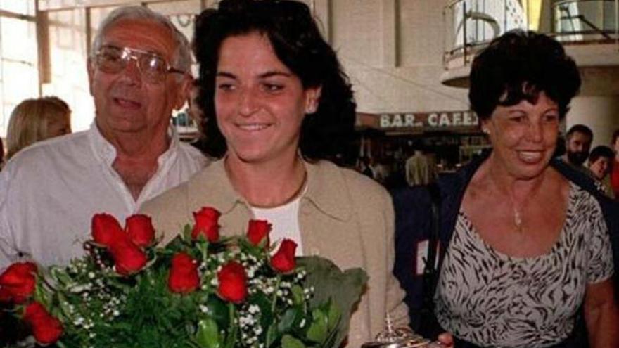 Arantxa Sánchez Vicario, junto a sus padres en el 98.