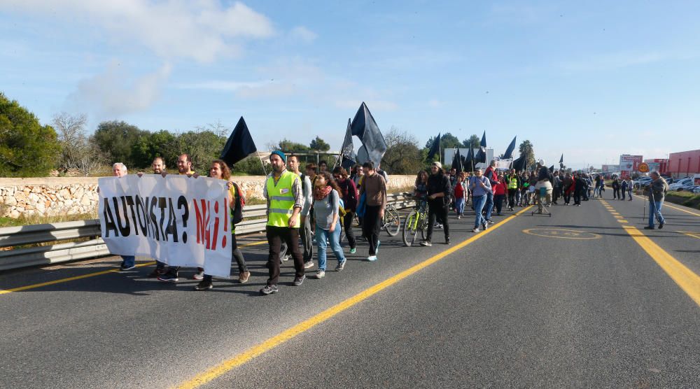 Unas 300 personas marchan contra  la autopista entre Campos y Llucmajor