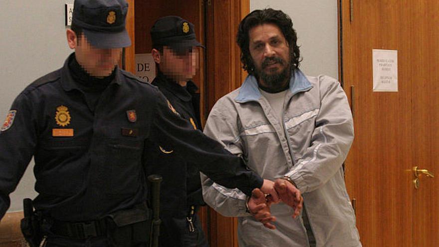 Antonio Cortés &quot;El zorro&quot; custodiado por dos agentes de la Policía en el año 2006 durante el juicio por el motín de Fontcalent.