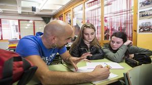 Alumnes de l’institut La Garrotxa d’Olot participen en un taller de rap impartit per Pau Llonch.