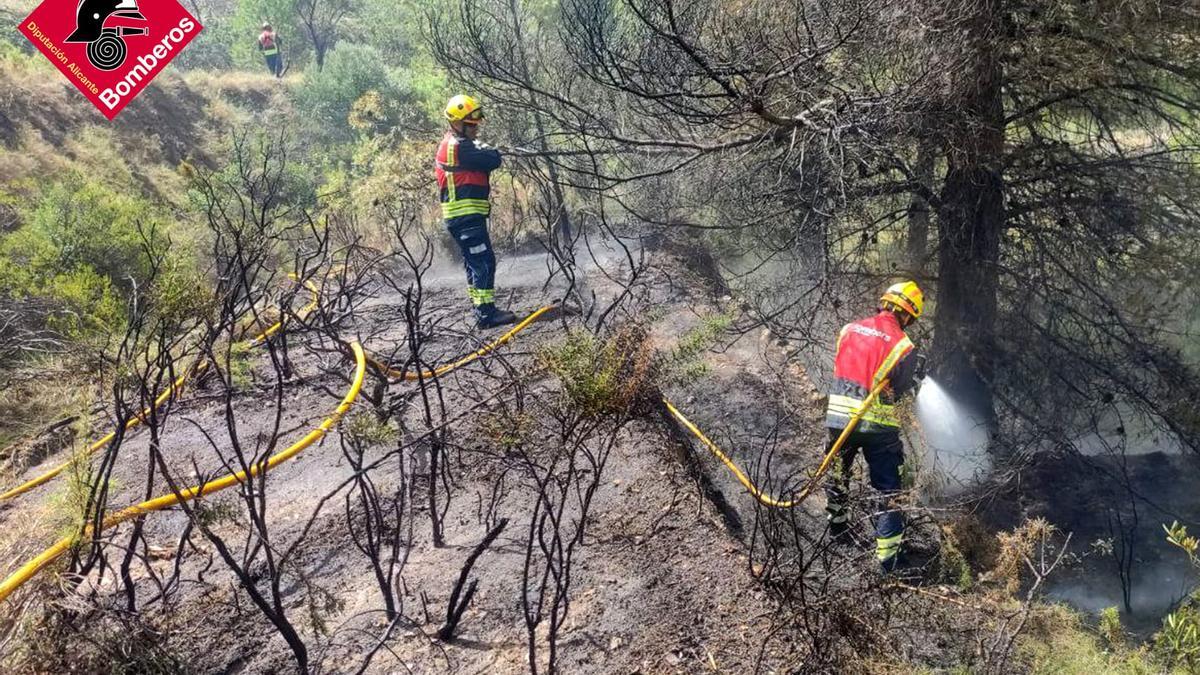 Los bomberos sofocan el fuego en Sella.