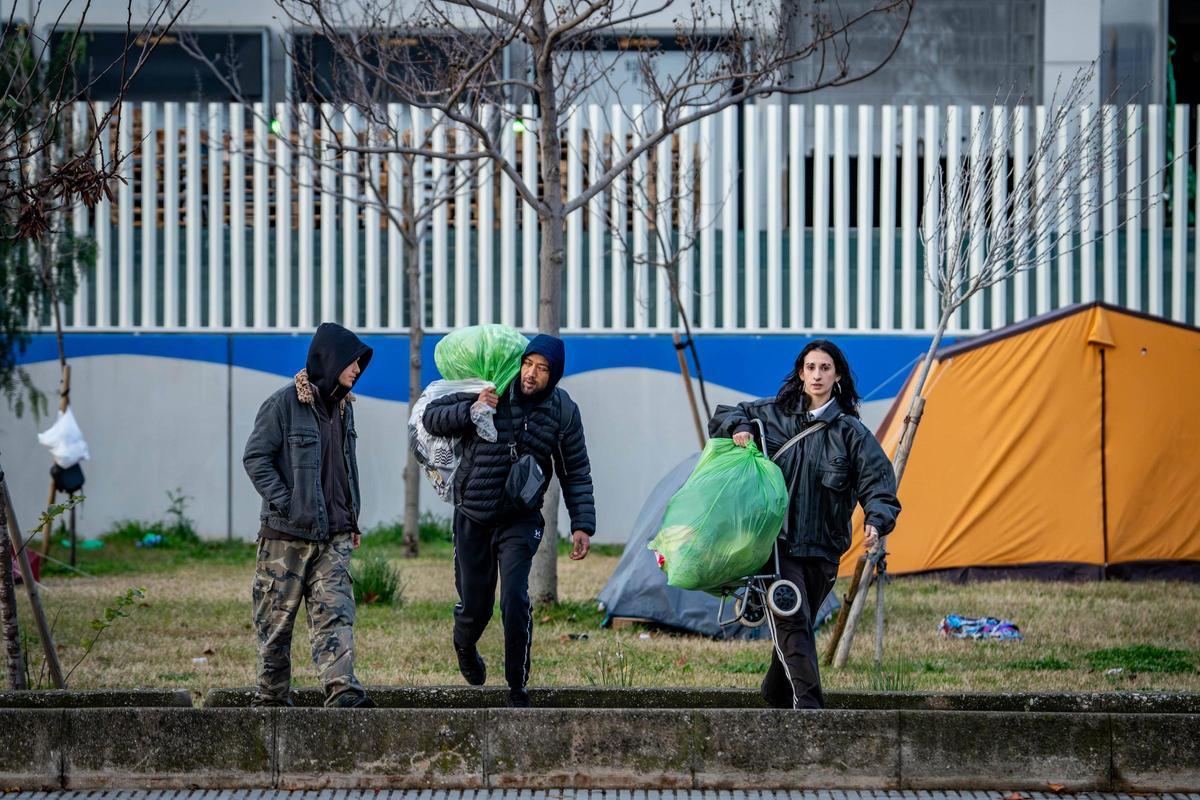 Barcelona desaloja el campamento de la Zona Franca Barcelona desaloja el campamento de la Zona Franca