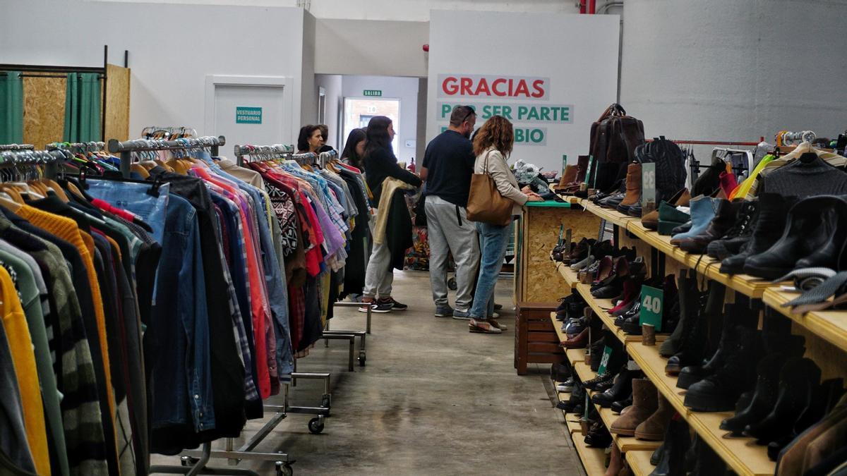 Tienda con ropa de segunda mano de Aropa2.