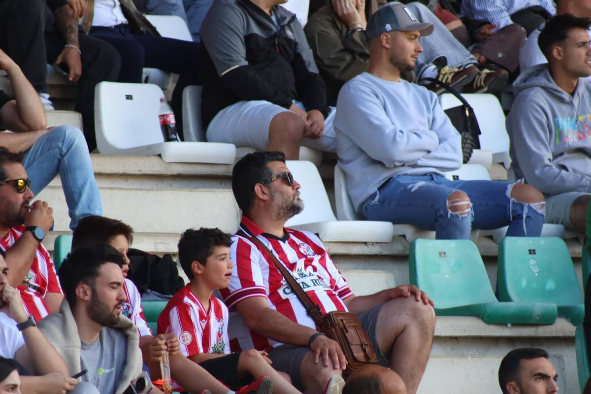 Partido entre el Zamora CF y el Cacereño disputado en el Estadio Municipal Ruta de la Plata.