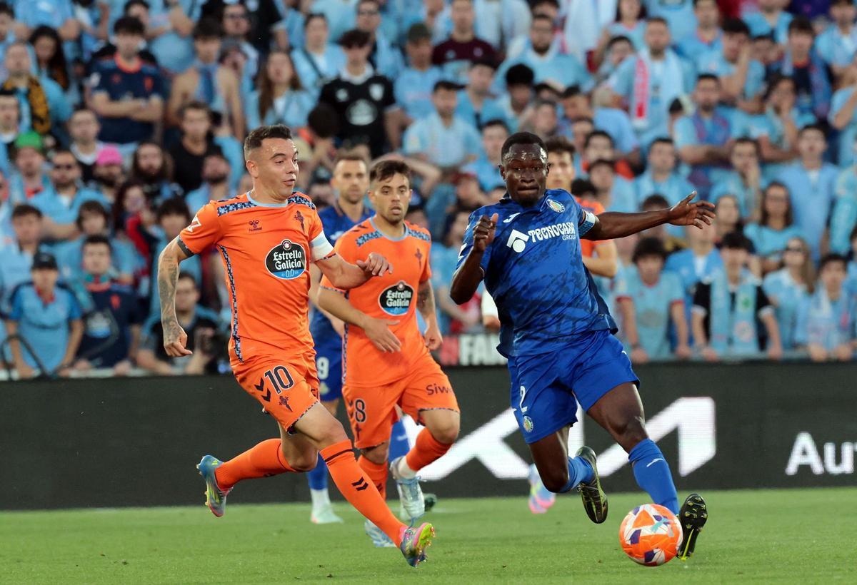 Iago Aspas presiona a un jugador del Getafe en la pasada Liga.