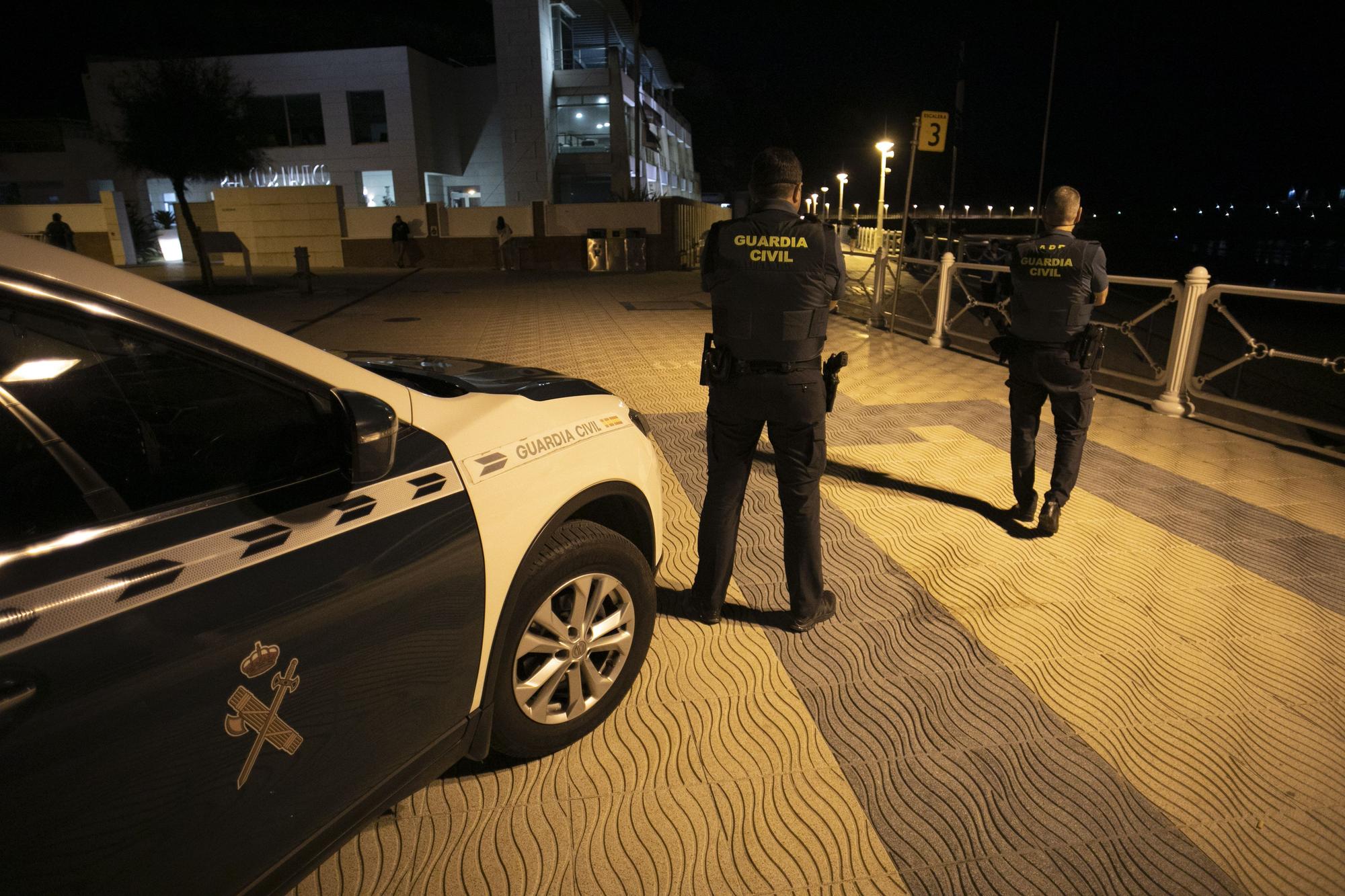 Policía patrulla la playa de salinas