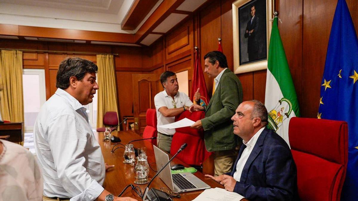 Concejales y el secretario del Pleno antes del inicio de la sesión extraordinaria.
