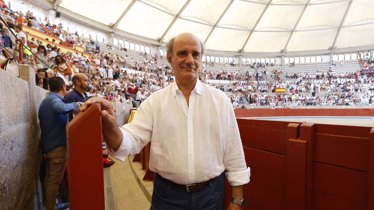 Pablo Lozano, empresario taurino, apoderado y ganadero, en la plaza de Pontevedra.