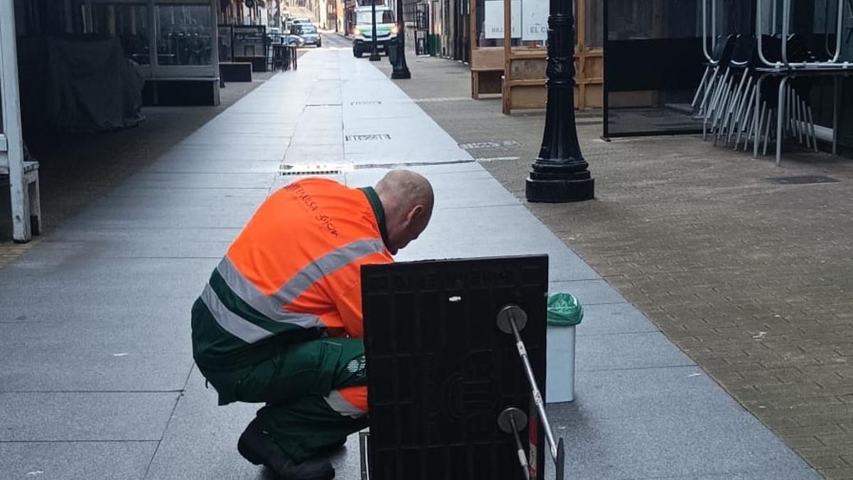 Un trabajador de Emulsa realizando labores de desrratización en la calle Begoña.