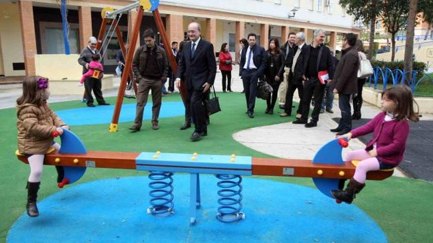 El alcalde contempla a dos pequeñas jugando en uno de los parques remodelados