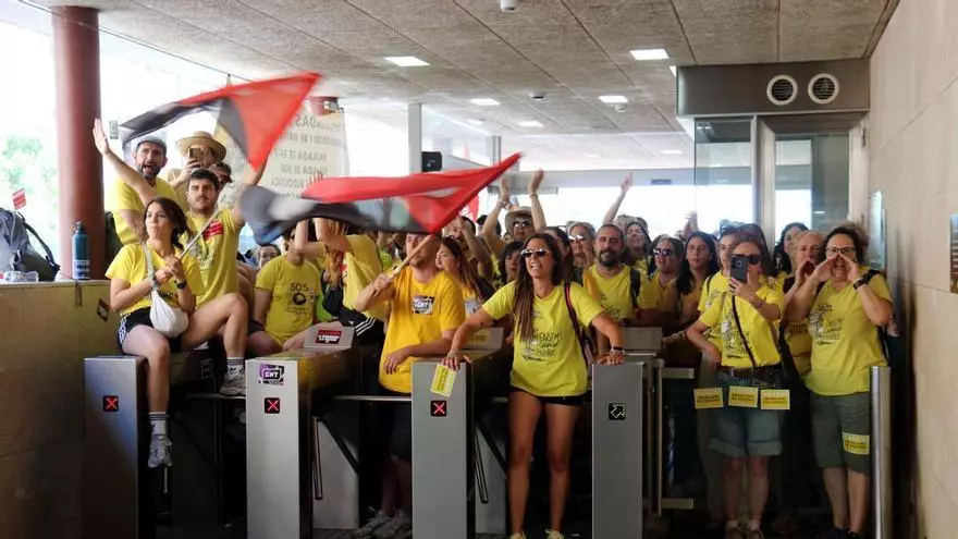 Los docentes bloquean la estación del Cremallera en Montserrat y dejan a decenas de turistas atrapados.