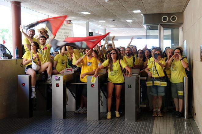 Huelga de profesores en Catalunya, en directo  Última hora del acuerdo con Educació y la decisión de USTEC de desconvocar la huelga