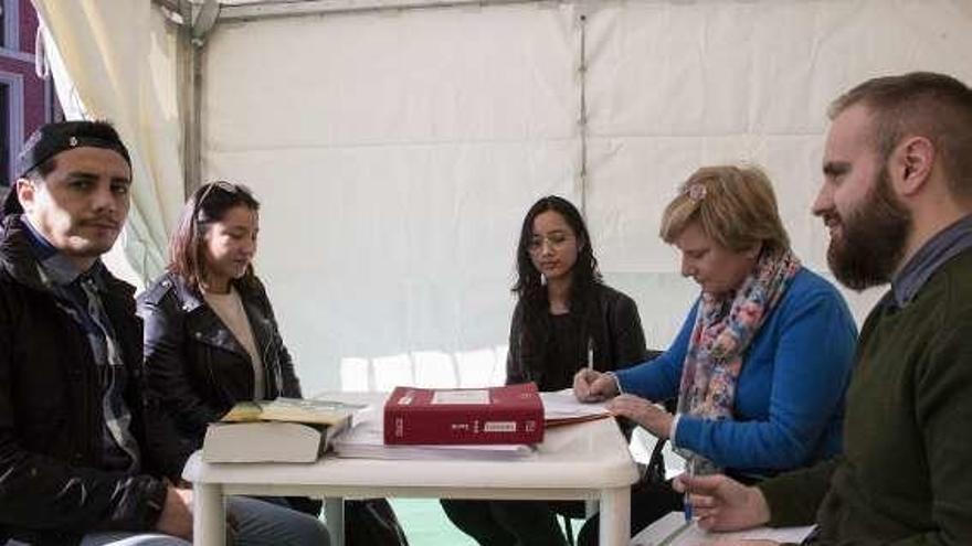 David Chamorro y Carolina Santos hacen una consulta a Jassy Morales, Cristina Chamadoira y Borja Gutiérrez.