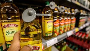 Un envase de aceite de oliva virgen extra con sistema de seguridad en un supermercado de Barcelona.
