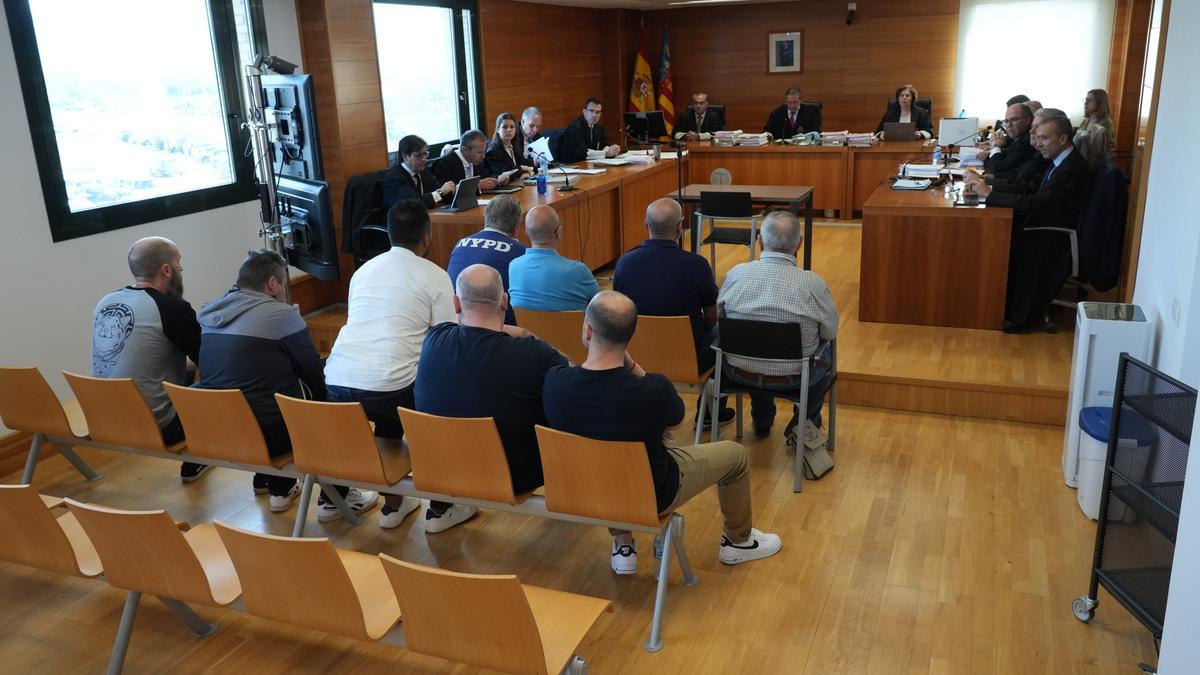 Imagen del juicio que sienta en el banquillo a nueve personas, entre ellas dos guardias civiles de Burriana.