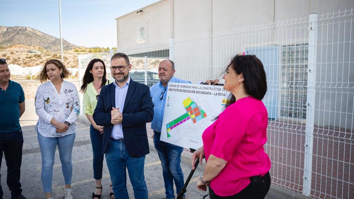 El alcalde, Diego José Mateos, y la edil de Educación, Antonia Pérez, durante la presentación.