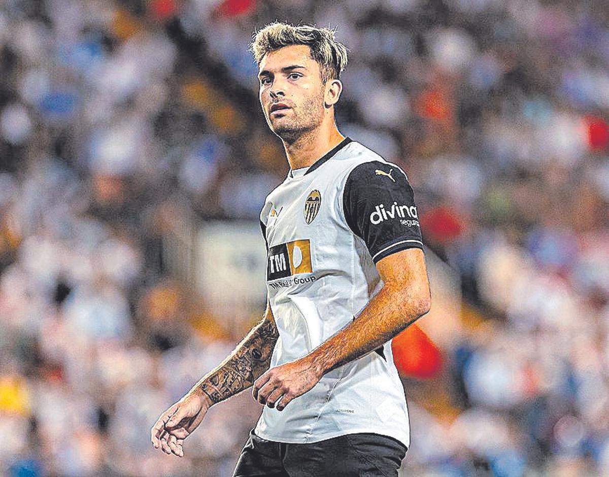 Hugo Duro sostiene el ataque del Valencia en un momento de dificultad