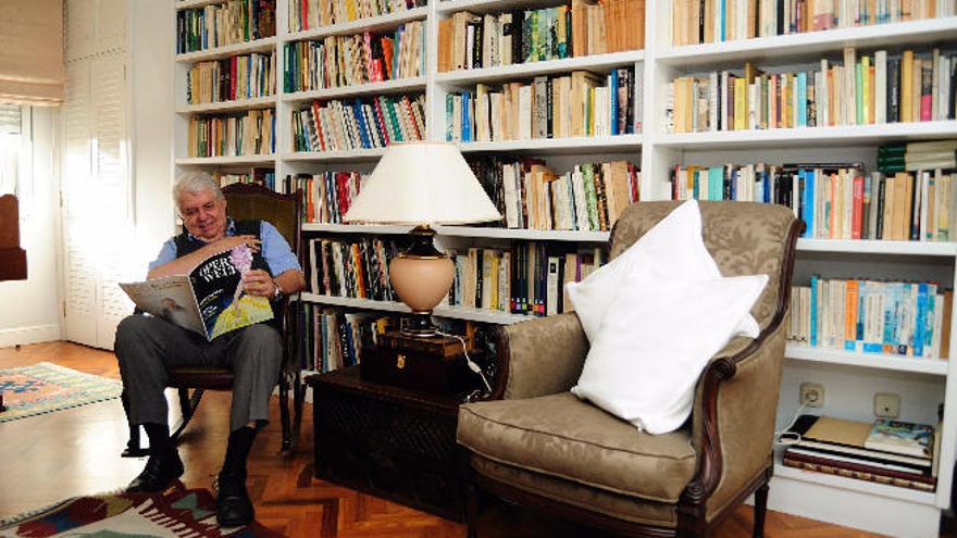 El musicólogo y compositor grancanario Lothar Siemens, en la biblioteca de su domicilio, en 2014.