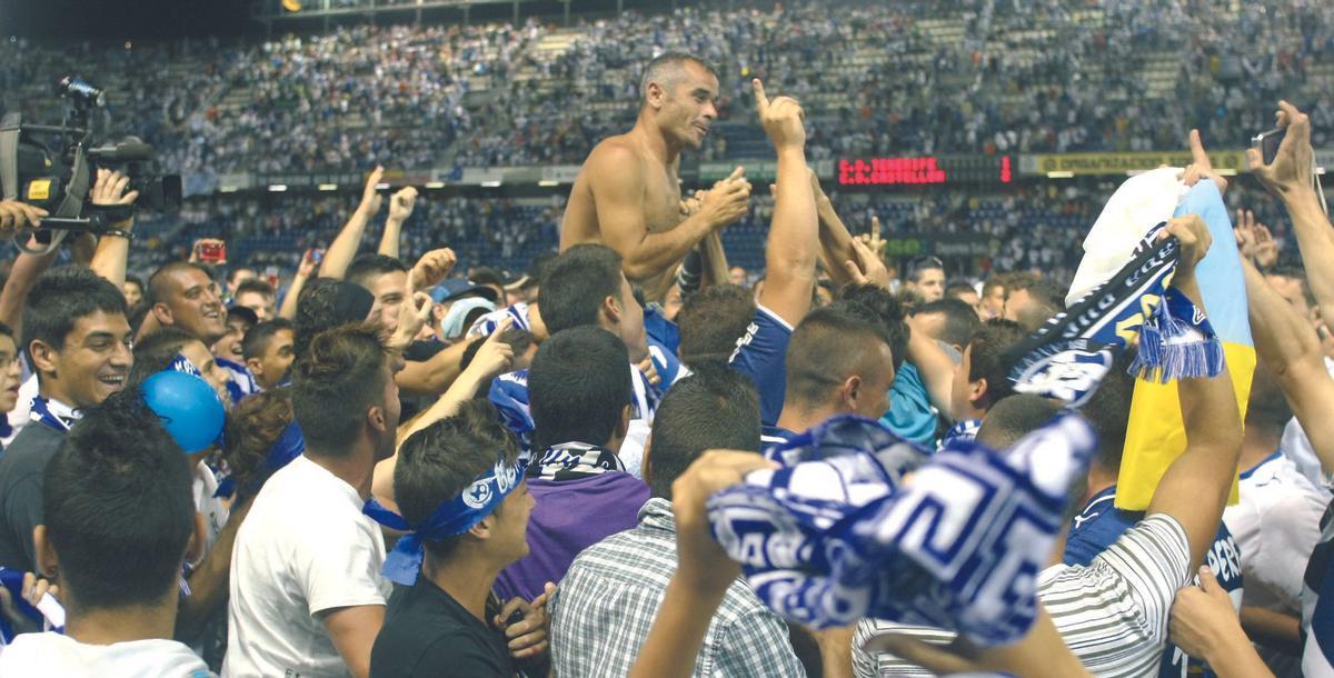 Cristo Marrero, a hombros de los aficionados del CD Tenerife tras la invasión de campo en el último partido de la temporada 08/09.