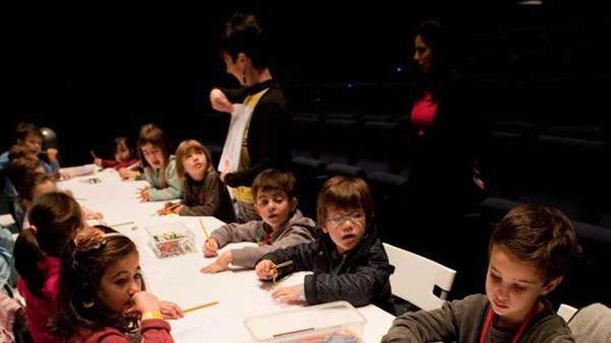 Los pequeños, coloreando dibujos de instrumentos.