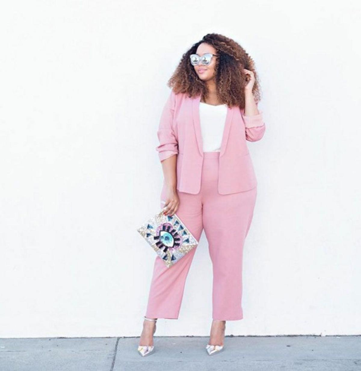 Gabifresh con traje rosa