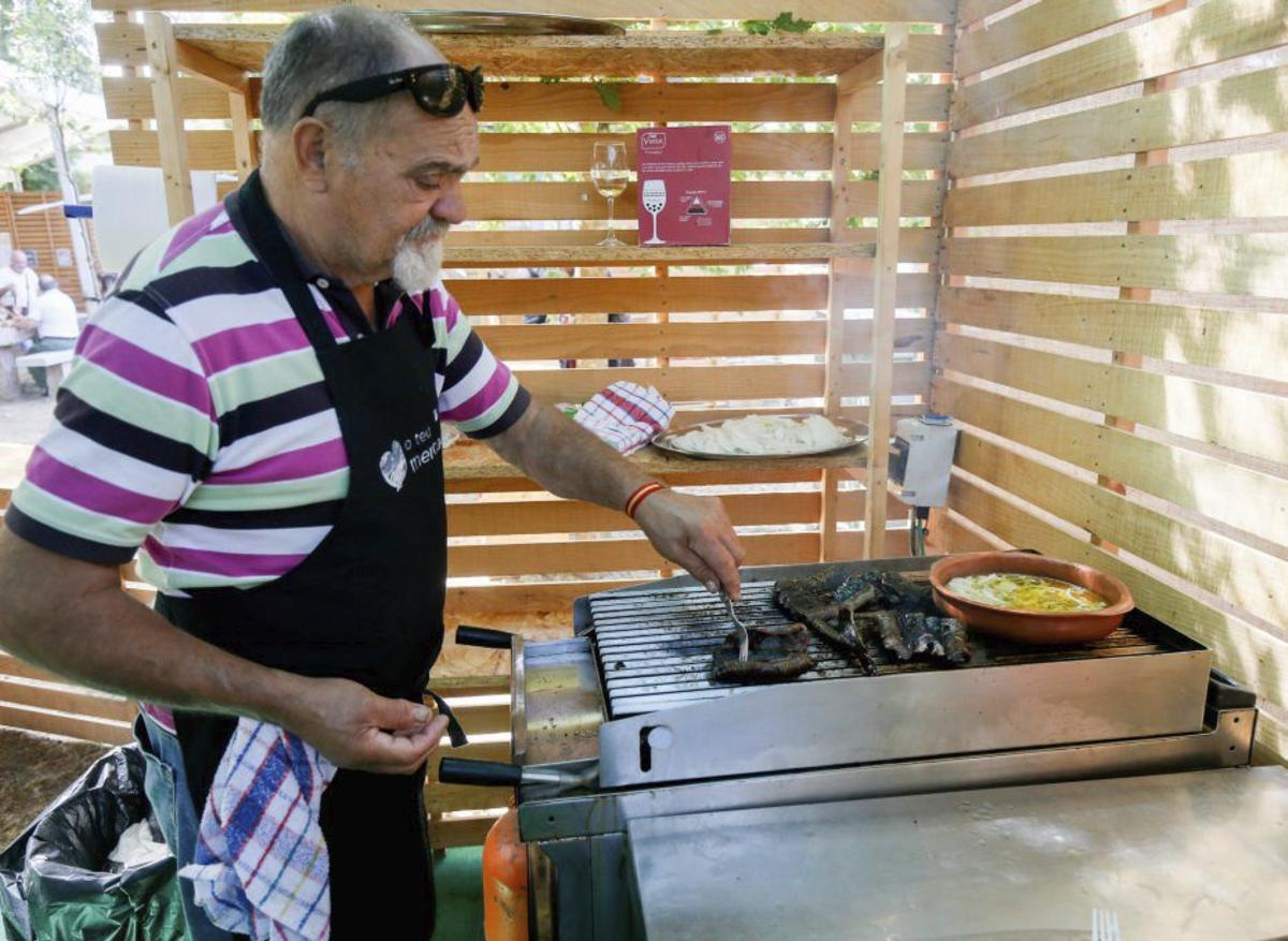 Preparación de la lamprea asada  en una de las casetas.