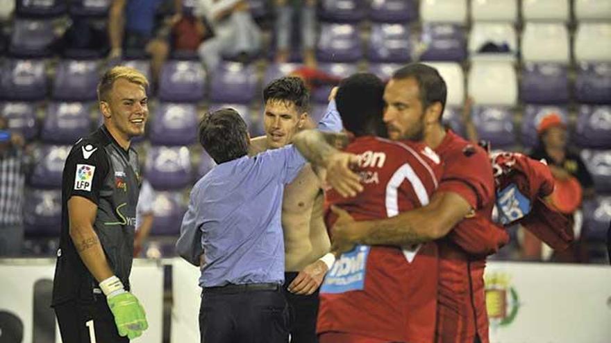 El técnico Fenando Vázquez, Yuste y otros jugadores se abrazan al final del partido en Valladolid.