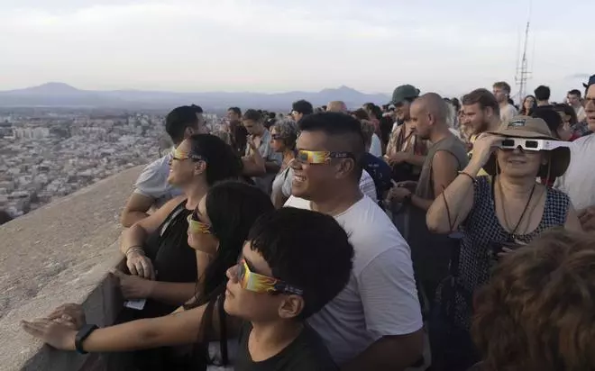 Cientos de alicantinos se preparan para ver el eclipse de sol en el castillo de Santa Bárbara