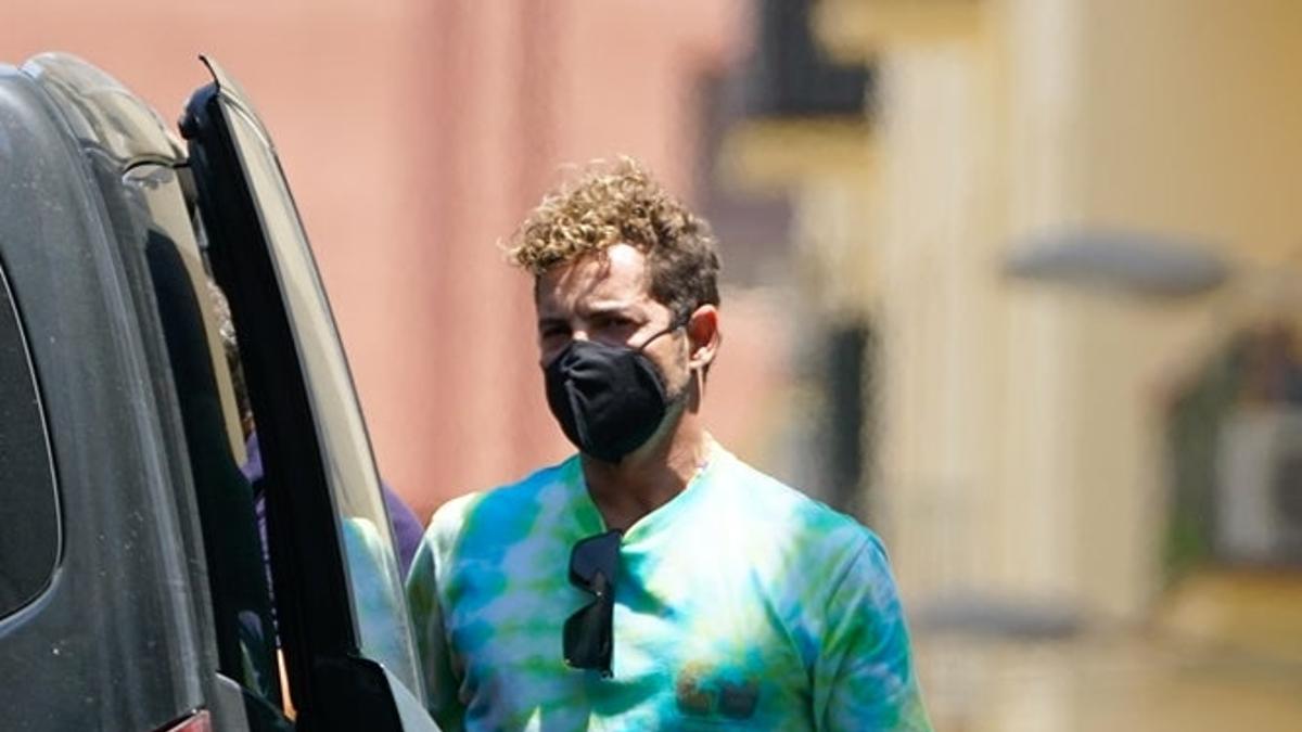 David Bisbal sube al coche