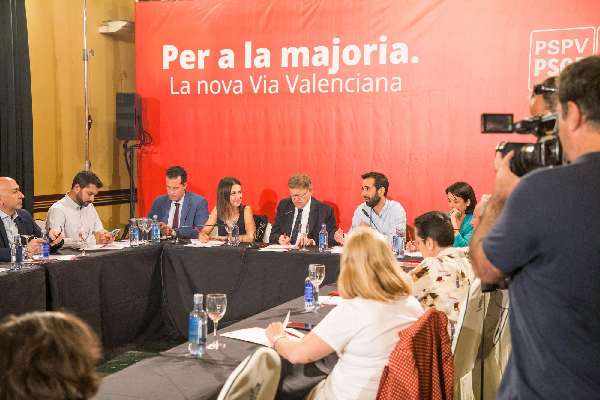 La ejecutiva nacional del PSPV-PSOE se traslada a Orihuela para respaldar a los regantes