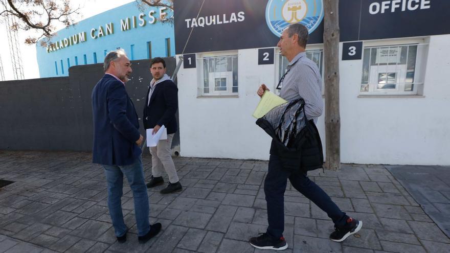 El técnico del Patronato Lluís Lliteras se dirige a Antonio Palma, presidente del CD Ibiza, tras la reunión con la UD Ibiza. | JUAN A. RIERA