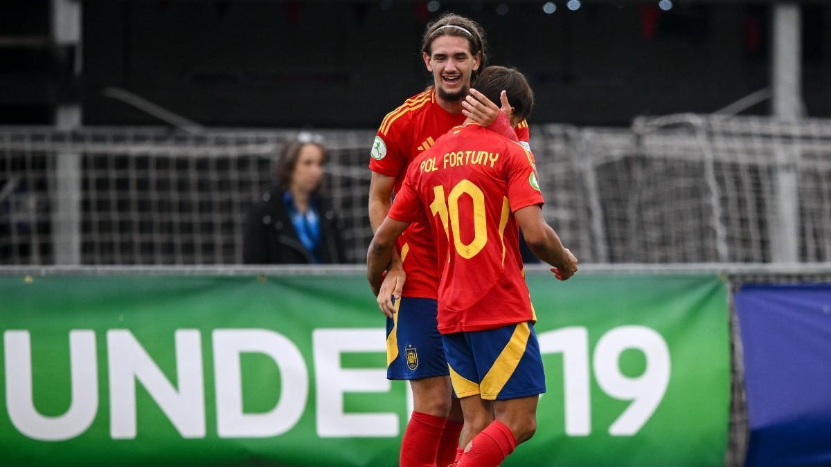 Yarek y Fortuny celebran el gol de España ante Turquía en el Europeo sub-19