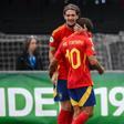 Yarek y Fortuny celebran el gol de España ante Turquía en el Europeo sub-19