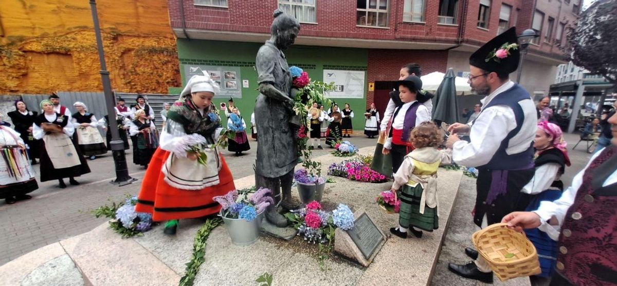 Las nuevas generaciones de L’Artusu, engalanando a Pepa la Lechera . | D. M.