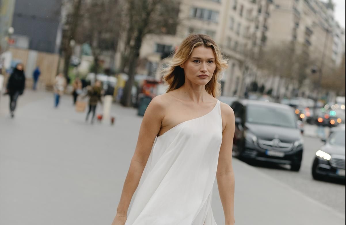 Vestido Blanco de Manga Larga con Bordados y Aberturas en Cintura