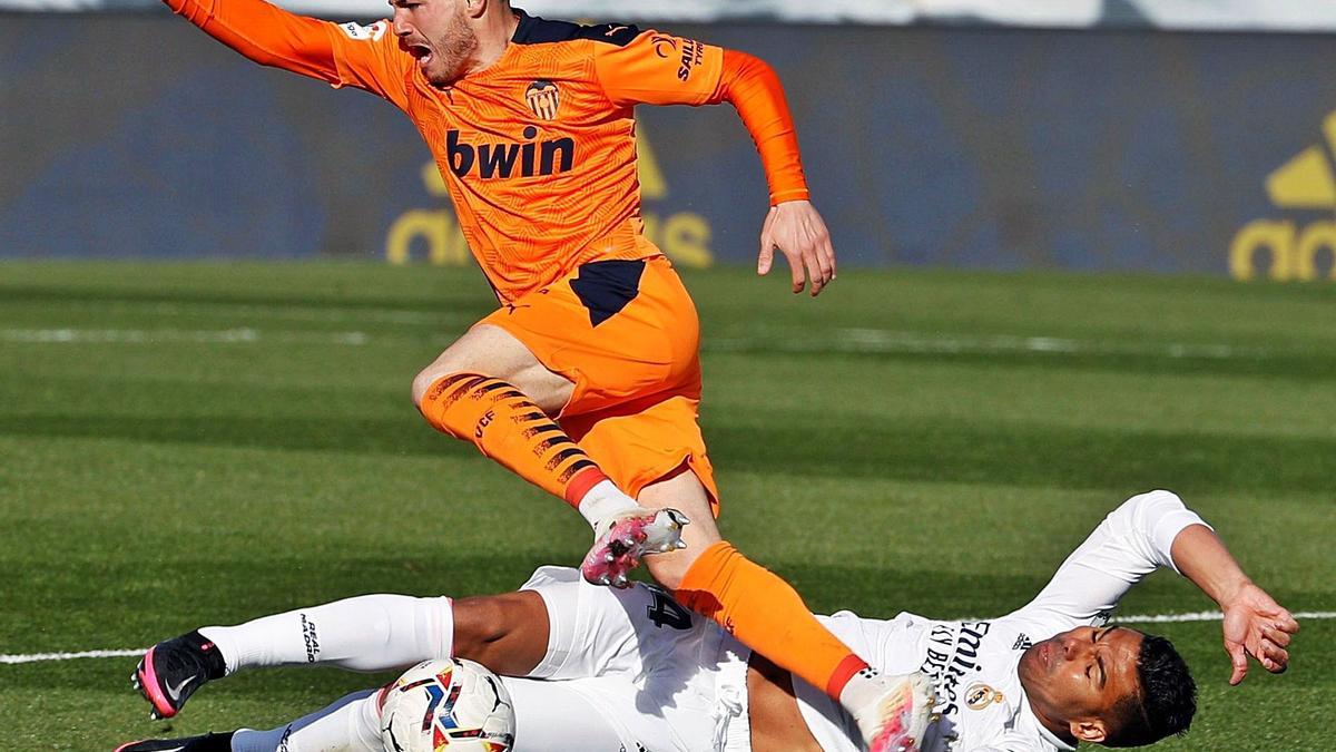 Casimiro, en el suelo ante Manu Vallejo, delantero del Valencia.  |  // EFE / J. J. GUILLÉN