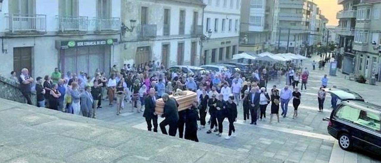 Los restos mortales de Nardo 
Bernabé a su llegada, ayer,
a la iglesia parroquial de Lalín.