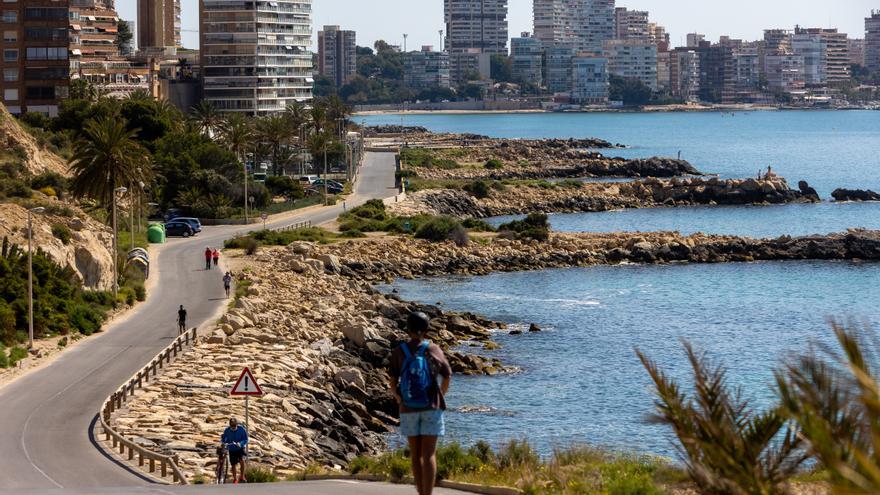 Los vecinos reclaman el mantenimiento de los espigones de las calas de la Albufereta