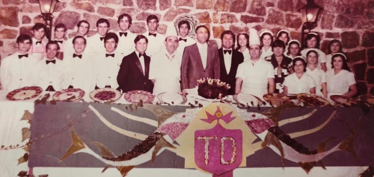 Equipo de Cocina y Sala con la mesa bufé en Torre Dorada. En el centro, Matías Méndez y a la derecha, entre las camareras, Marien. José Luis López es el tercero empezando por la izquierda, abajo. | COLECCIÓN JOSÉ LUIS LÓPEZ SIERRA