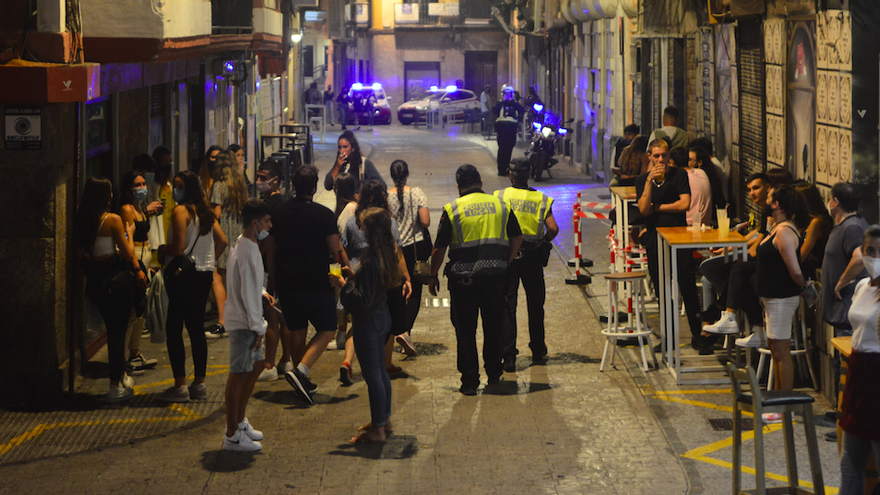 Agentes de la Policía Local vigilan el centro de la ciudad para evitar botellones.