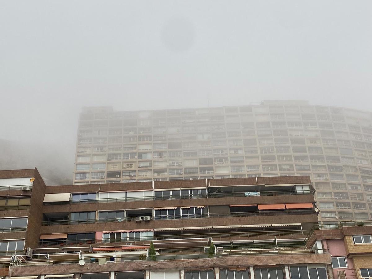 La calima se mantiene durante la jornada del lunes.