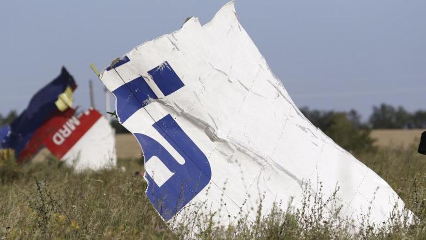 Una mujer fotografía los restos del avión.