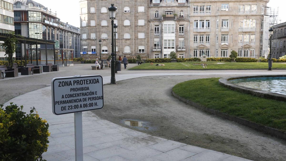 Vista parcial de la céntrica plaza de Portugal de Vigo en la que se plantea una montaña rusa gigante.