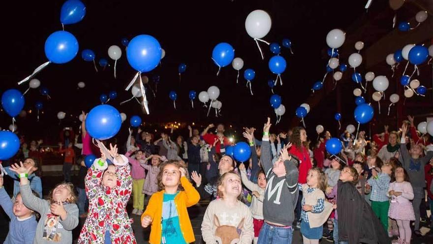 Los niños, en la suelta de globos de la fiesta del Palacio de los Niños.