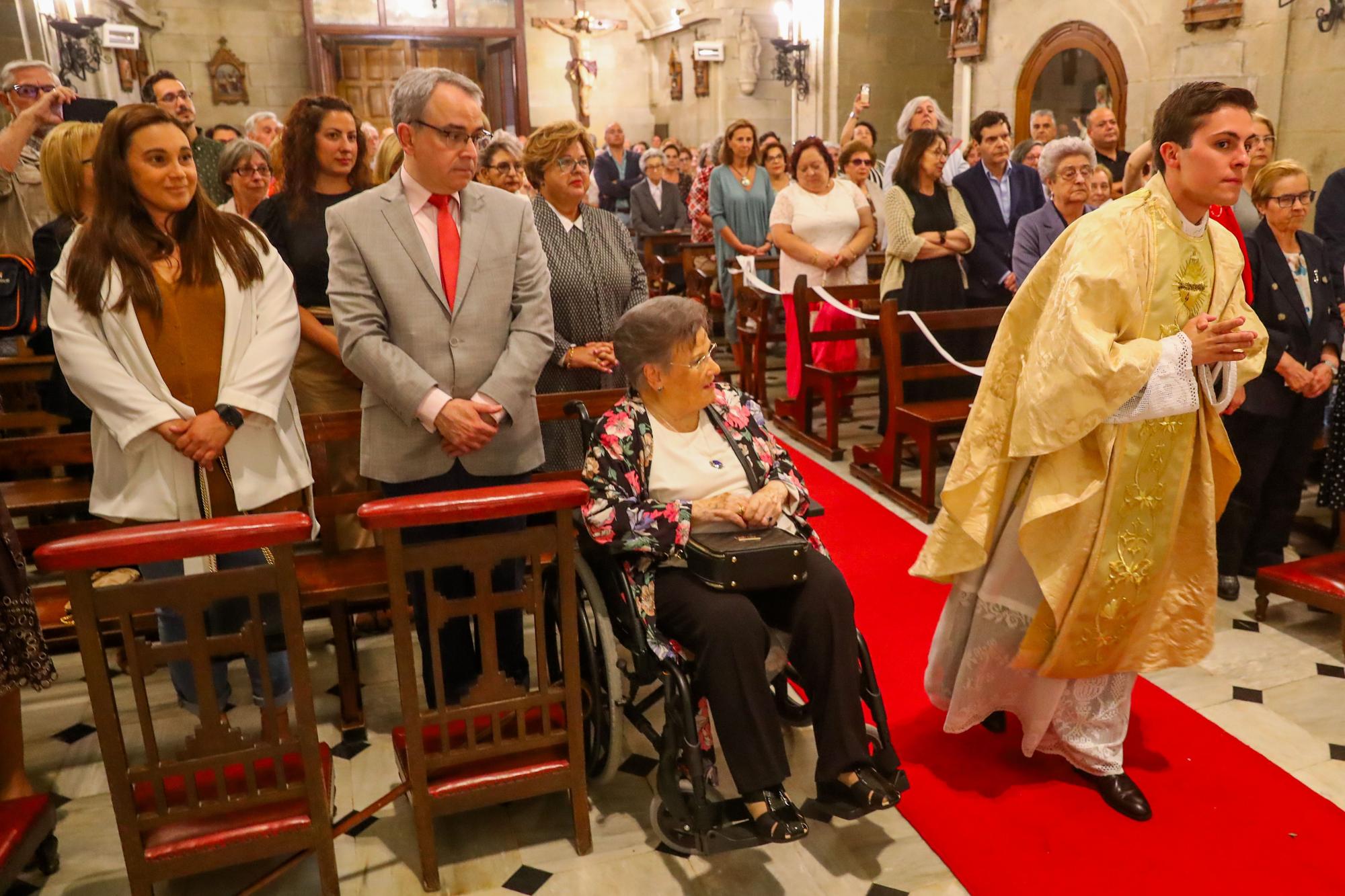 Oficia su primera misa con tan solo 24 años: así fue el multitudinario debut del sacerdote Ernesto Gómez Juanatey