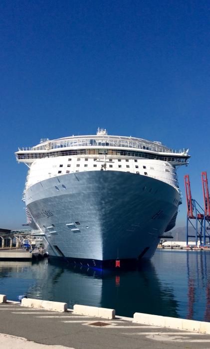 El crucero más grande del mundo, al igual que el Oasis y el Allure of the Seas, visita la capital de la Costa del Sol en una escala de diez horas