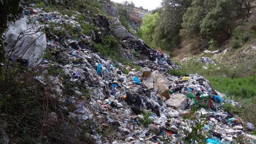 Cientos de kilos de basura por el accidente en 2015 de un camión, esparcidos en pleno monte de Morella