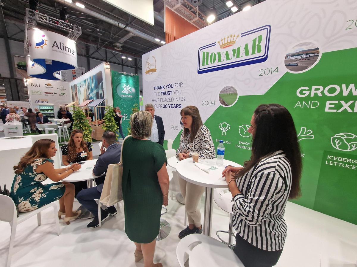Visitantes y equipo de la cooperativa Hoyamar, en el stand de 2023.
