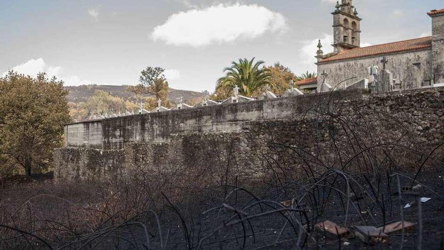 Daños del incendio de Oseira, en San Cristovo de Cea (Ourense) cerca de una iglesia.