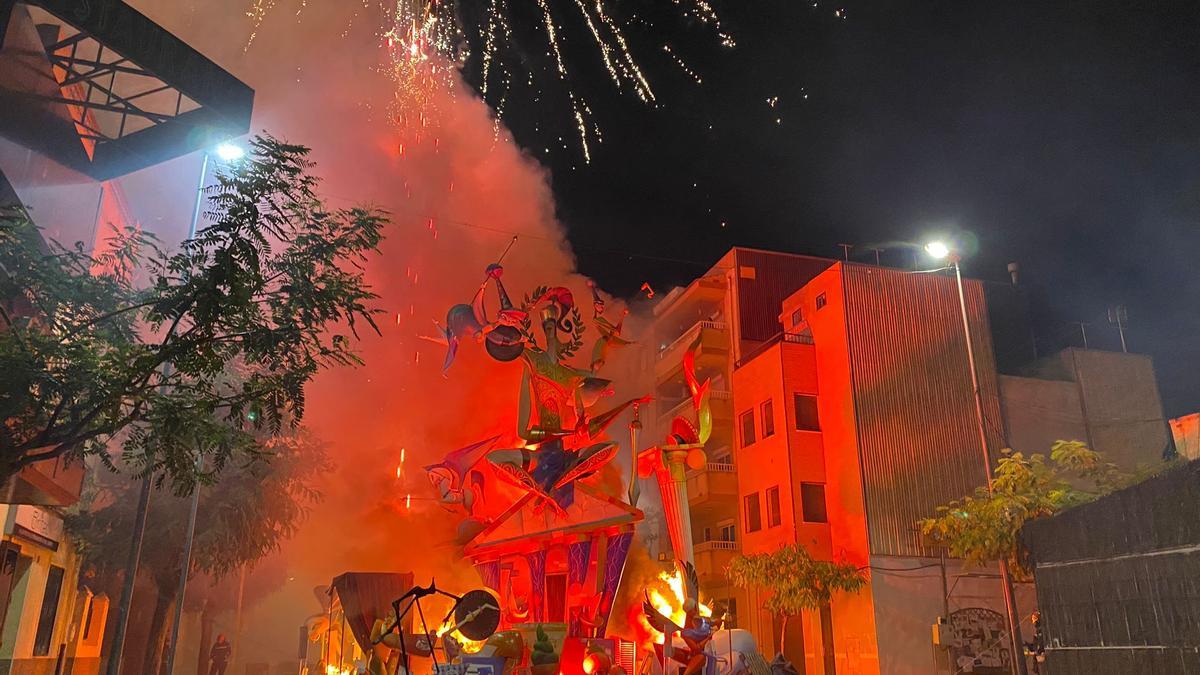 La falla de la comisión Benicarló, en su recta final antes de caer al suelo.